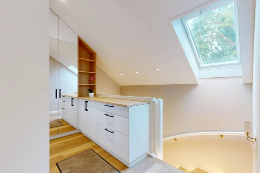 cuisine avec étagères ouvertes, open shelves, armoires blanches, white cabinets, et light floor