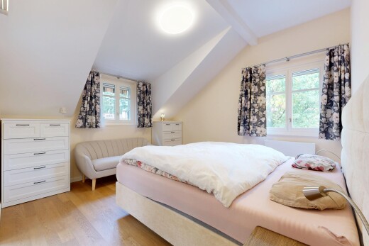 zimmer / schlafzimmer mit gipskartonwand, drywall, holzfußboden, wood finish floor, und natürliches licht