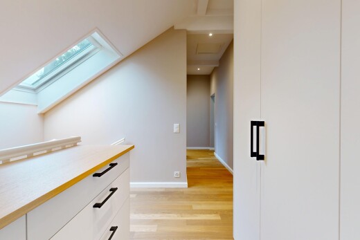 halle / korridor mit dachfenster, light floor, holzfußboden, wood finish floor, und gipskartonwand