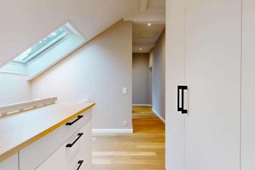 couloir avec puits de lumière, light floor, sol en finition bois, wood finish floor, et cloison sèche