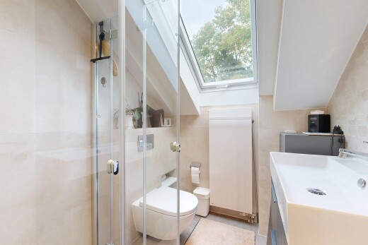 bad mit komplettes badezimmer, dusche, inside property, waschbecken, und natürliches licht