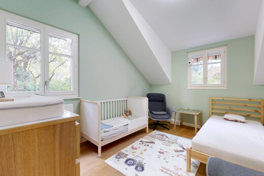 zimmer / schlafzimmer mit dachschräge, vaulted ceiling, natürliches licht, holzfußboden, und wood finish floor