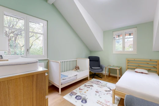 chambre avec plafond voûté, vaulted ceiling, lumière naturelle, sol en finition bois, et wood finish floor