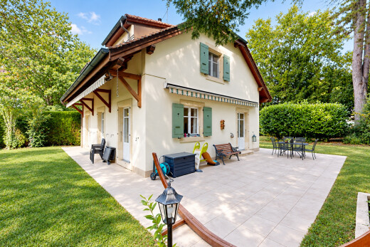 außenansicht mit markise, rasen, stuckverkleidung, terrasse, und property visible
