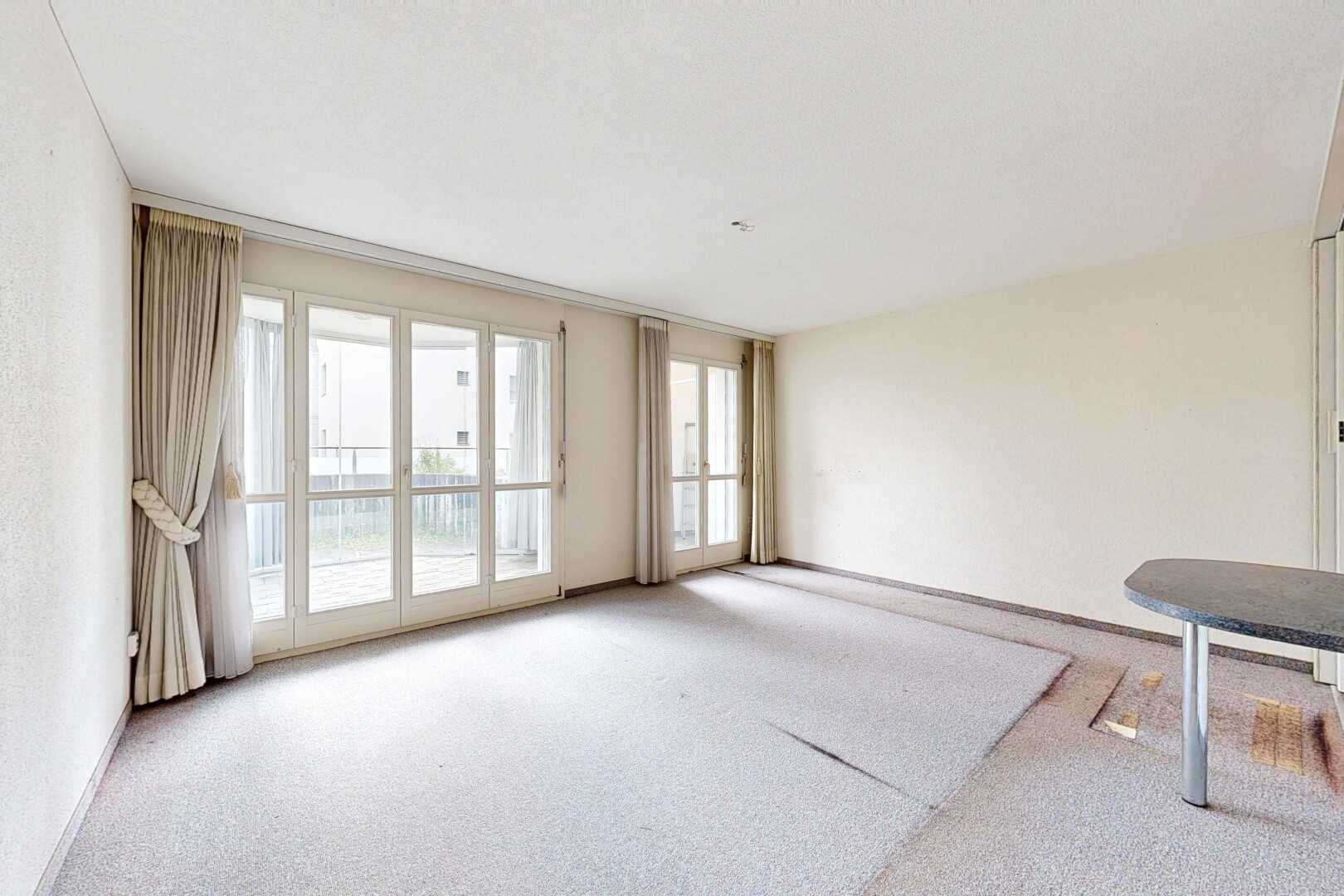 leerer raum mit natural light, natürliches licht, inside property, carpet, und teppich