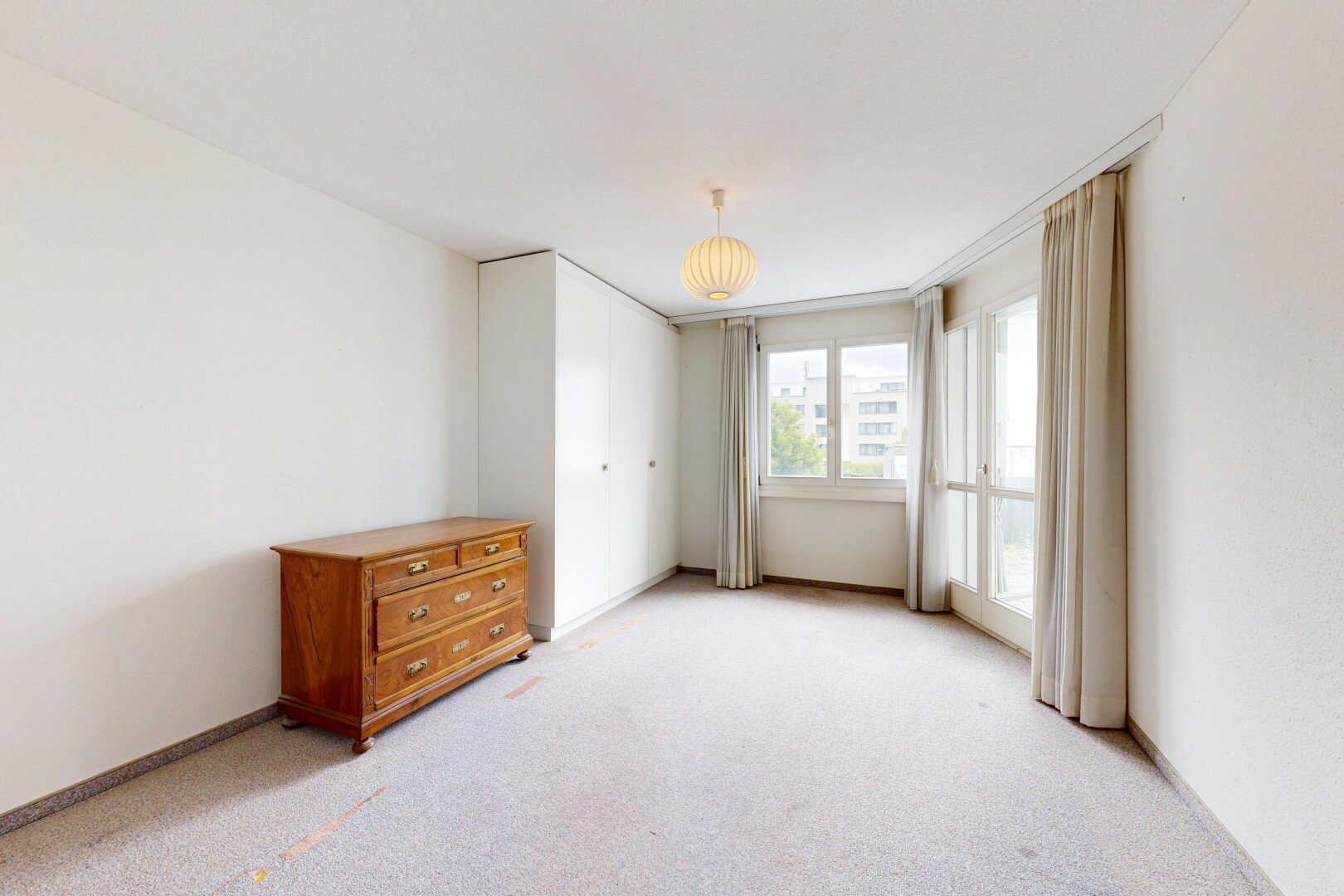 leerer raum mit inside property, carpet, teppich, natural light, und natürliches licht