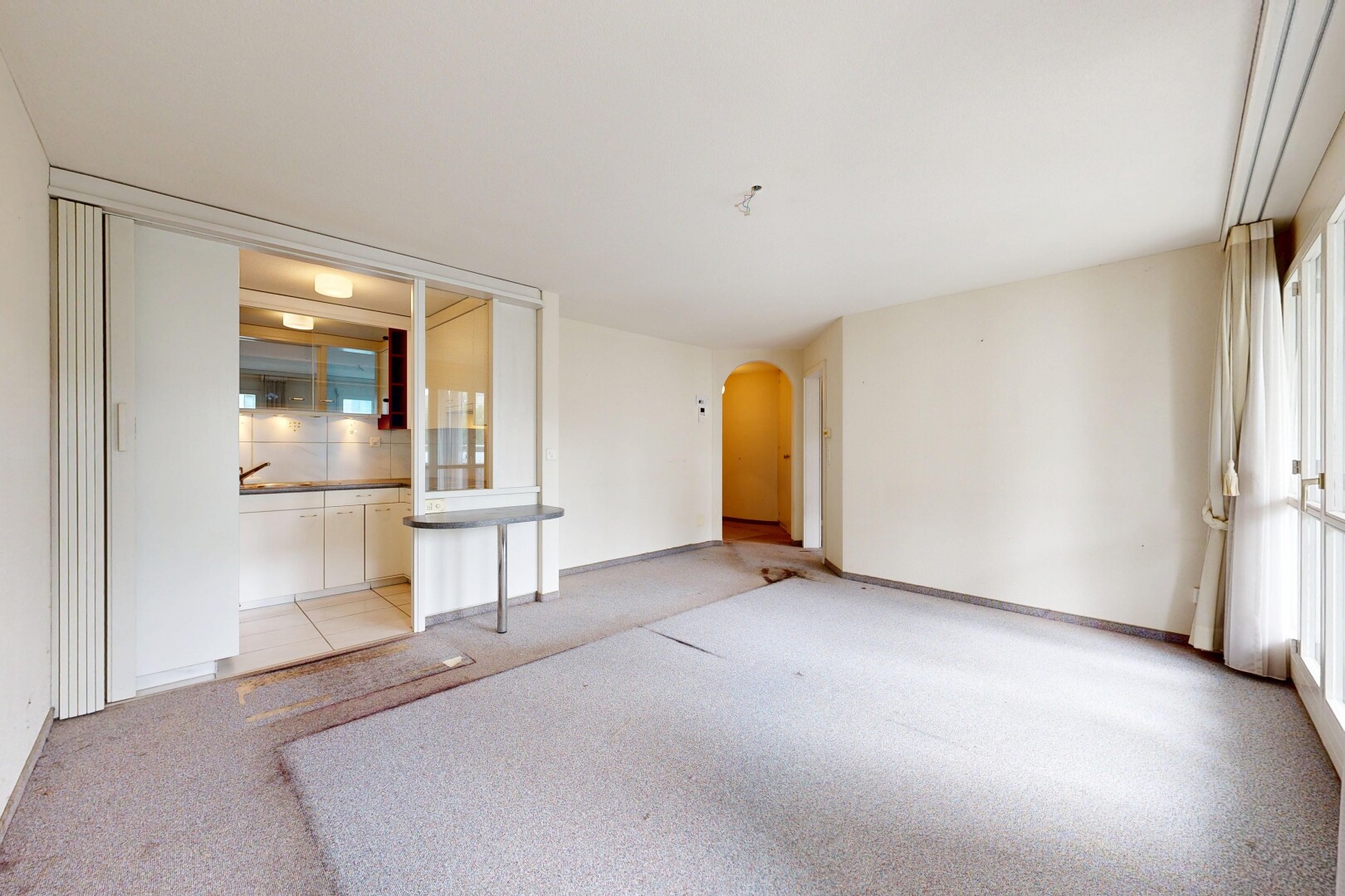 leerer raum mit gewölbte gehwege, gipskartonwand, drywall, teppich, und carpet