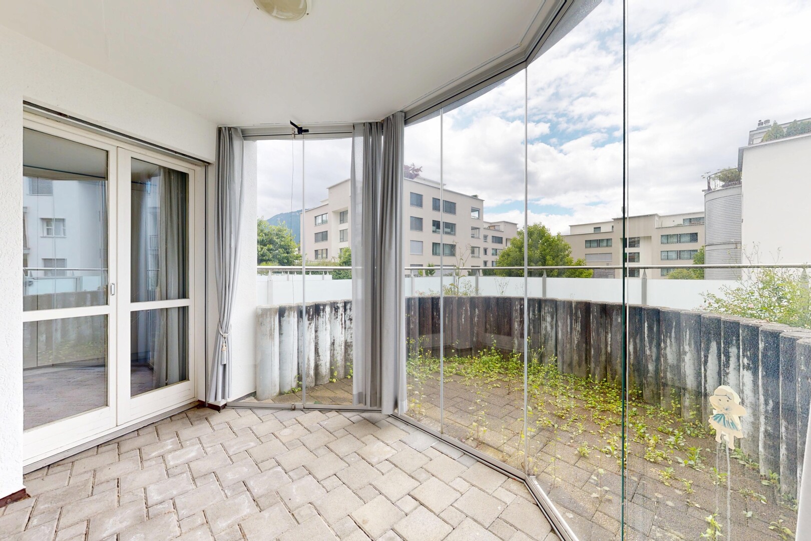 balkon mit wintergarten und apartment complex view
