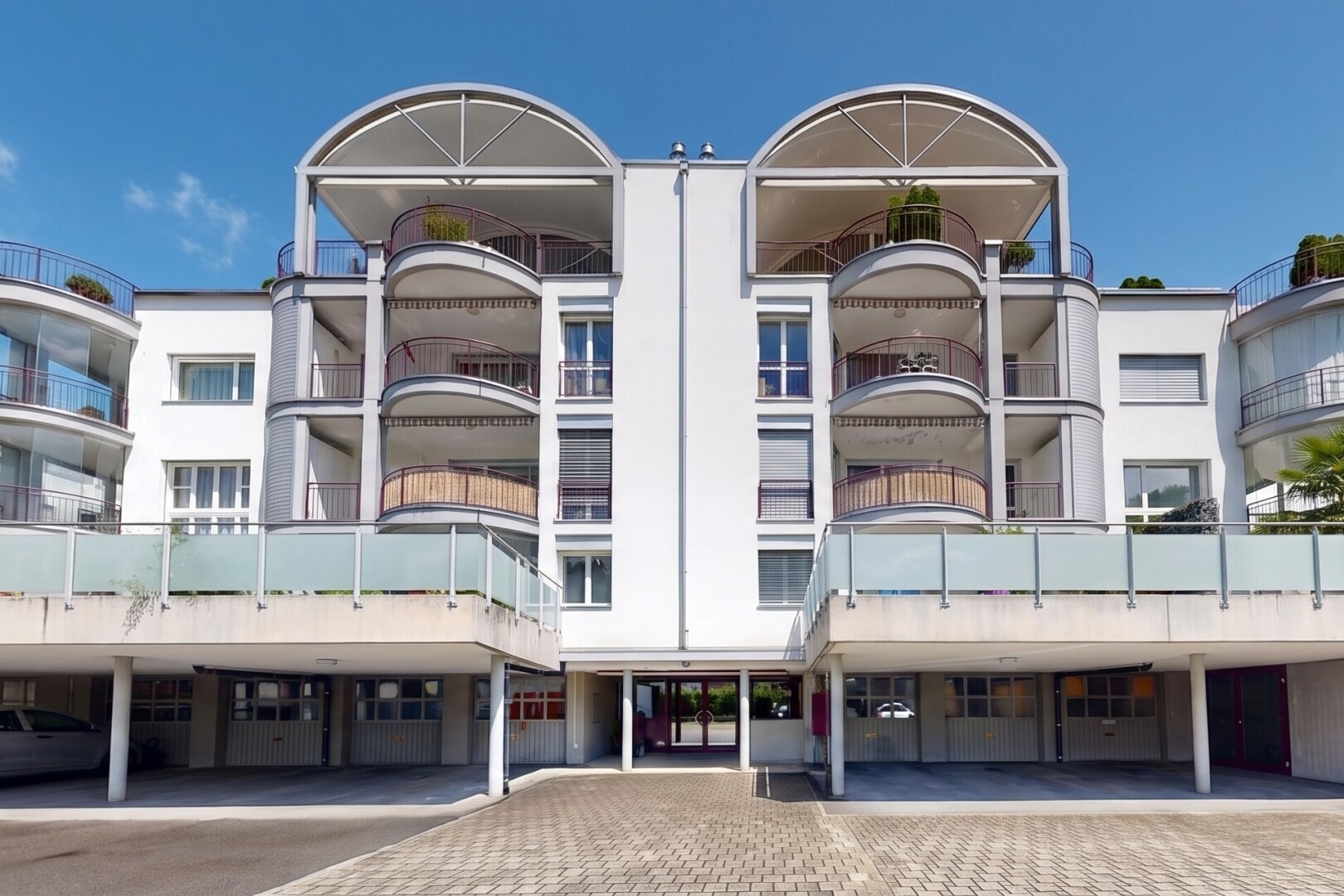 außenansicht mit blick auf wohnanlage, apartment complex view, day time, from community, und integrierter carport