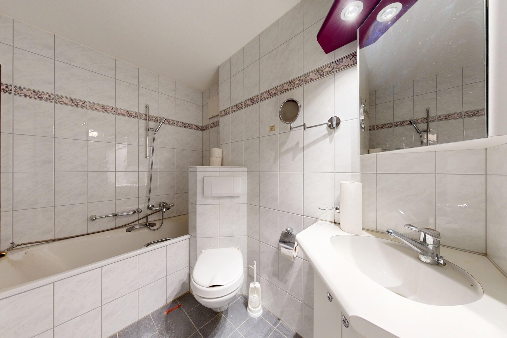 bad mit fliesenwand, tile wall, spiegel, schminktisch, und komplettes badezimmer