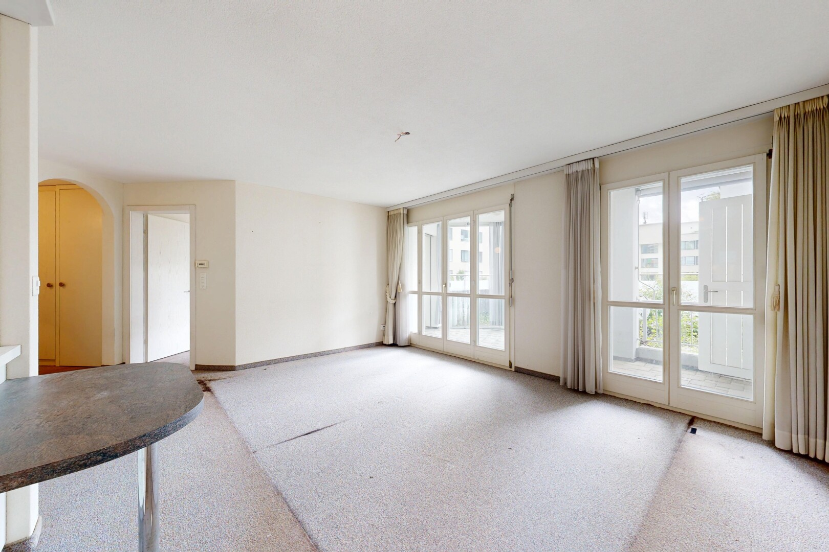 leerer raum mit gewölbte gehwege, drywall, gipskartonwand, carpet, und teppich