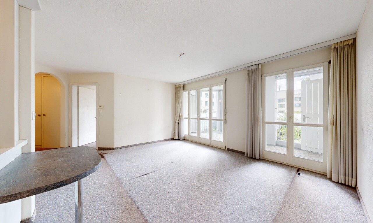 leerer raum mit gewölbte gehwege, drywall, gipskartonwand, carpet, und teppich