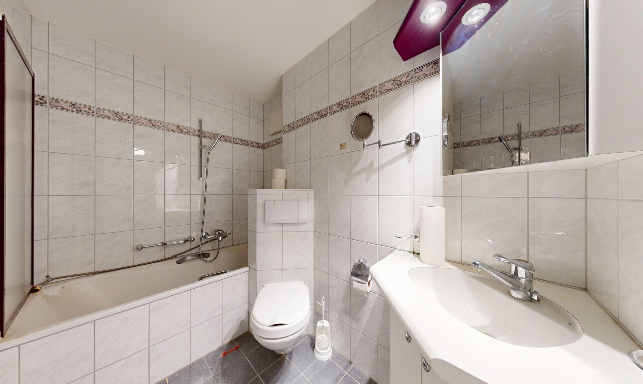 bad mit fliesenwand, tile wall, spiegel, schminktisch, und komplettes badezimmer
