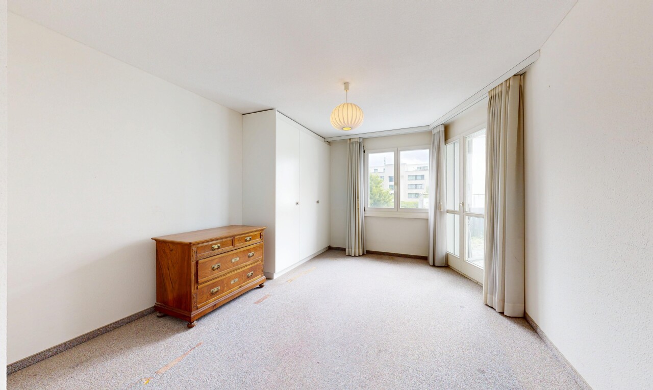 leerer raum mit inside property, carpet, teppich, natural light, und natürliches licht