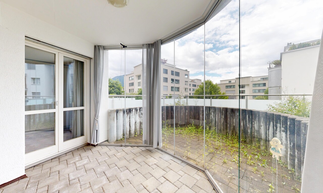 balkon mit wintergarten und apartment complex view