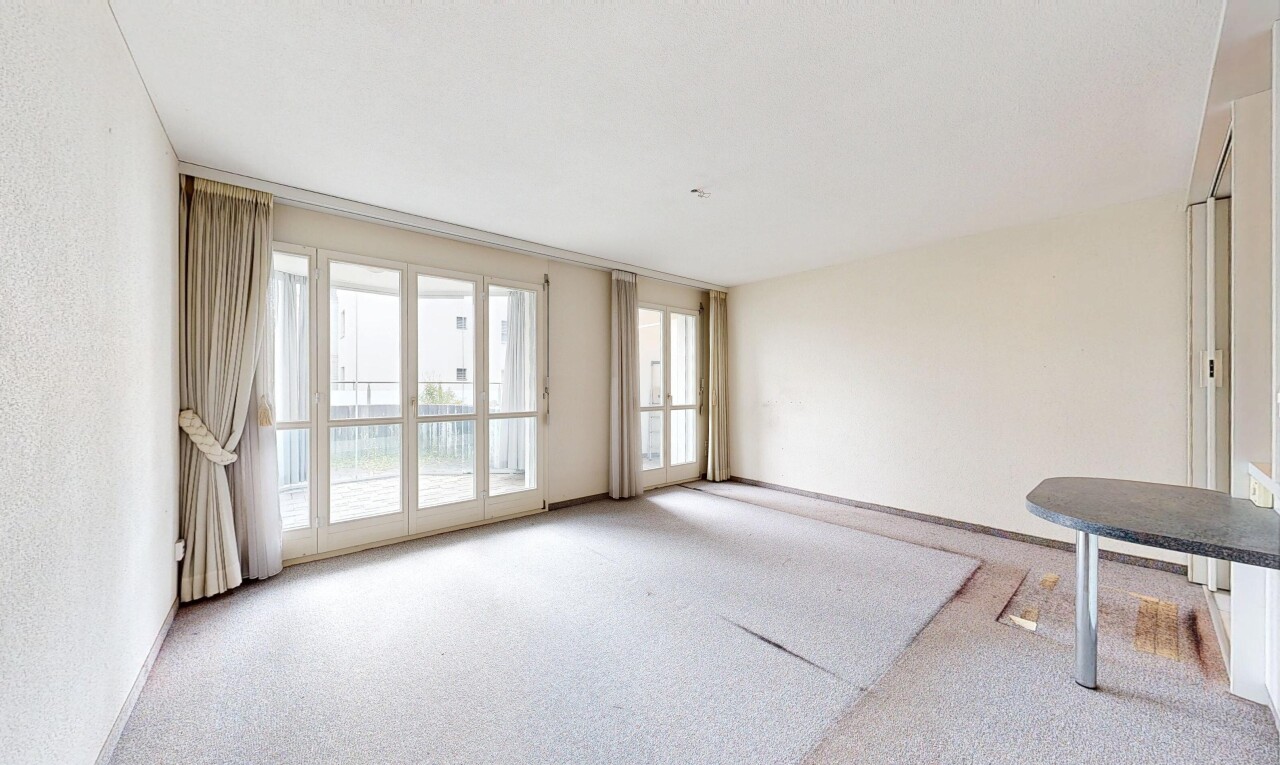 leerer raum mit natural light, natürliches licht, inside property, carpet, und teppich
