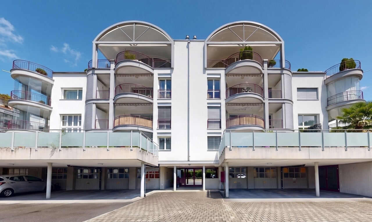 außenansicht mit blick auf wohnanlage, apartment complex view, day time, from community, und integrierter carport