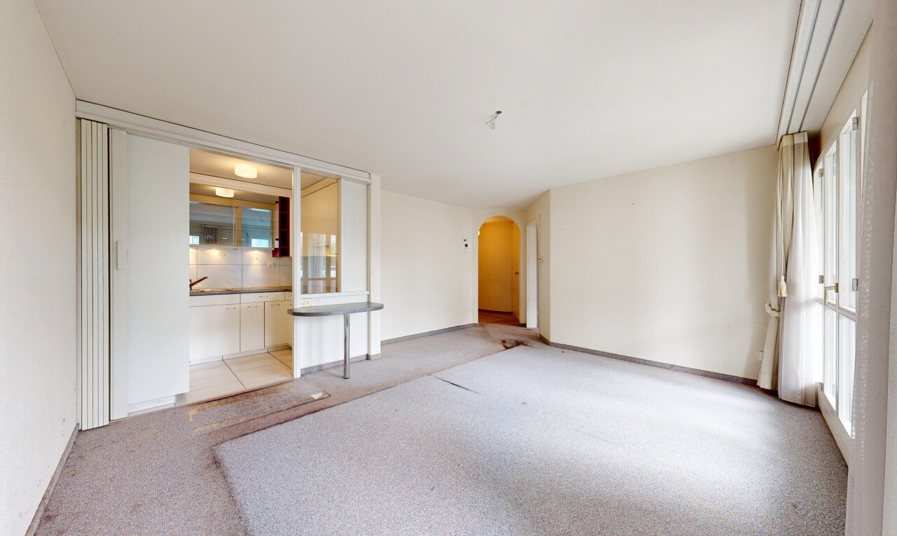 leerer raum mit gewölbte gehwege, gipskartonwand, drywall, teppich, und carpet