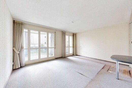 leerer raum mit natural light, natürliches licht, inside property, carpet, und teppich