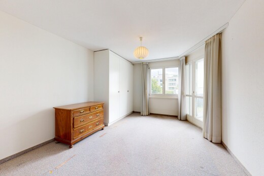 leerer raum mit inside property, carpet, teppich, natural light, und natürliches licht