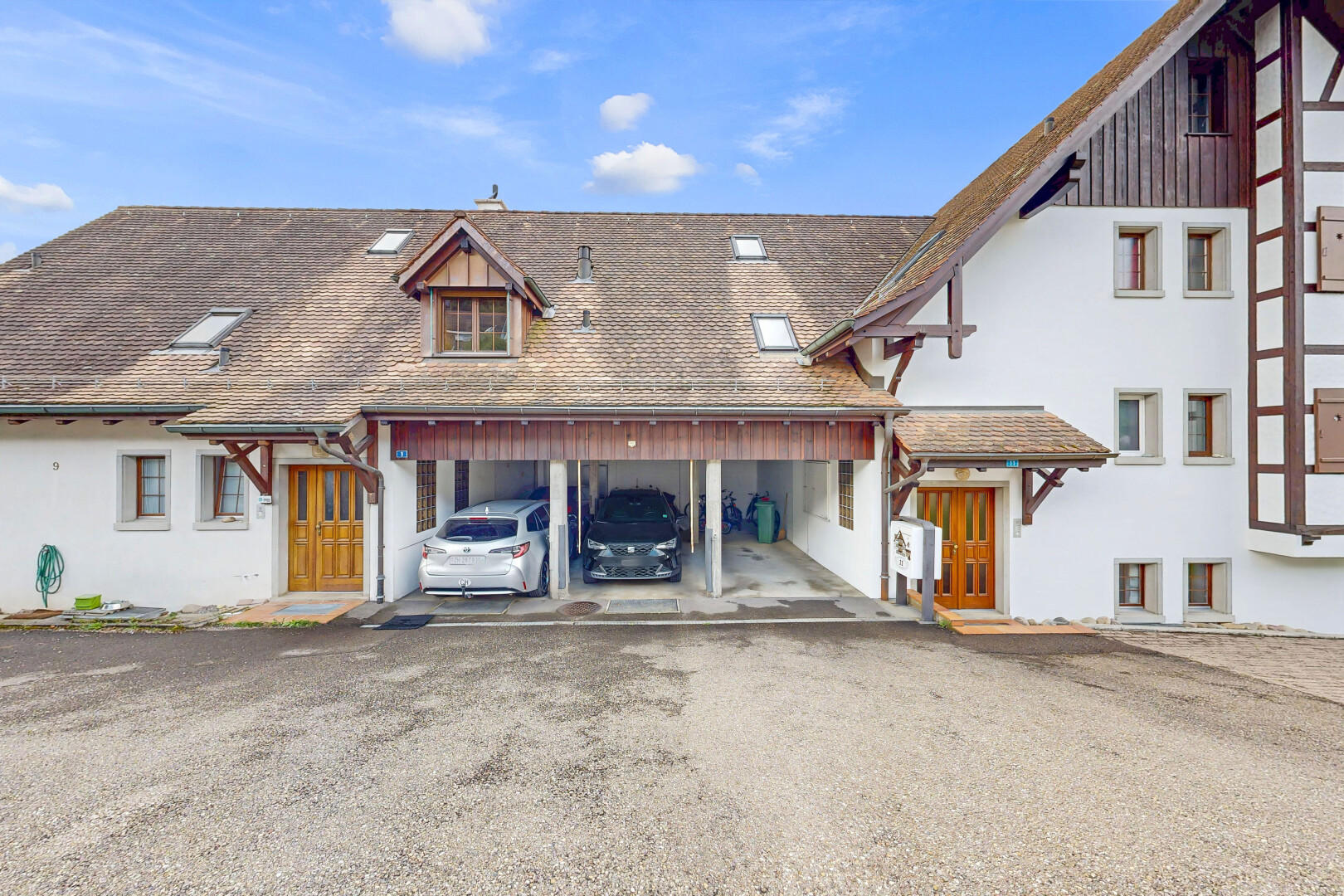 façade avec property visible et day time