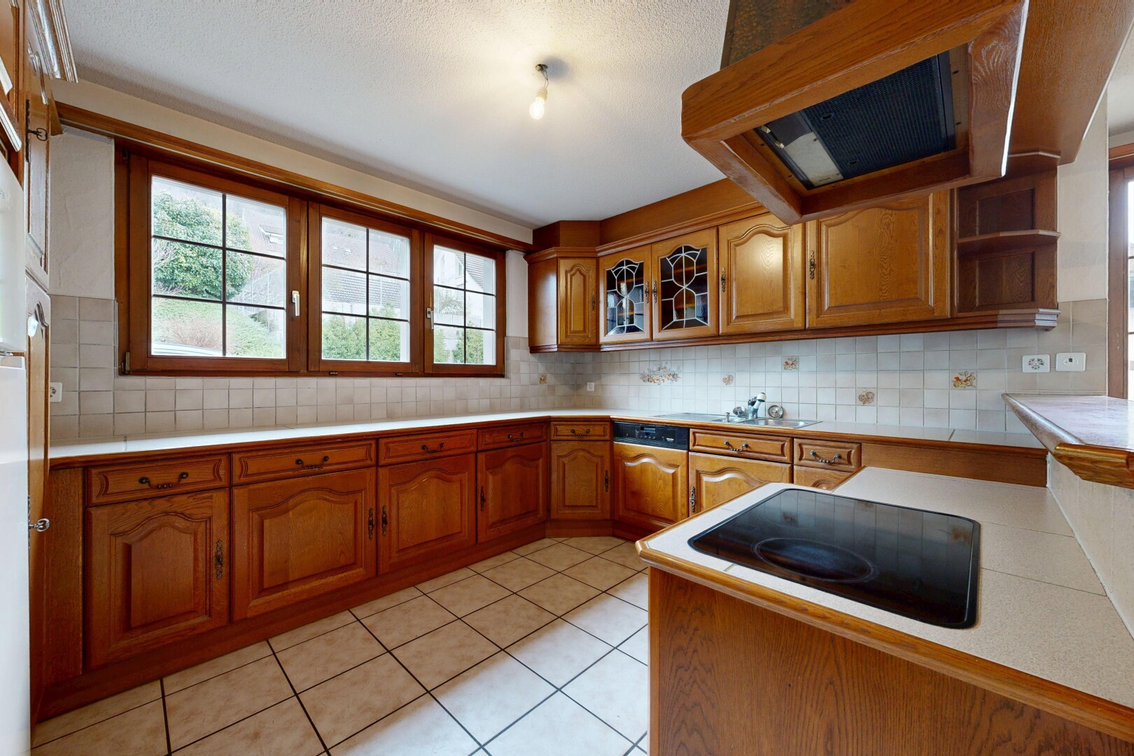 cuisine avec wood edge countertops, armoires marron moyen, medium brown cabinets, armoires en arc, et arched cabinets