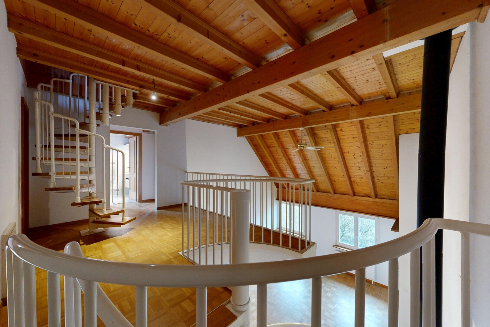 escaliers avec inside property, escaliers, sol en finition bois, wood finish floor, et plafond à poutres