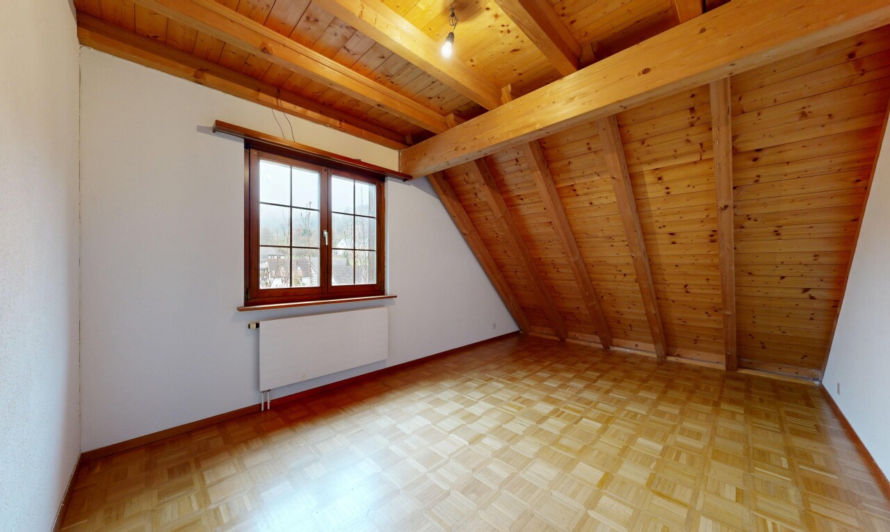 pièce vide avec plafond en bois, wood ceiling, plafond à poutres, beamed ceiling, et radiateur