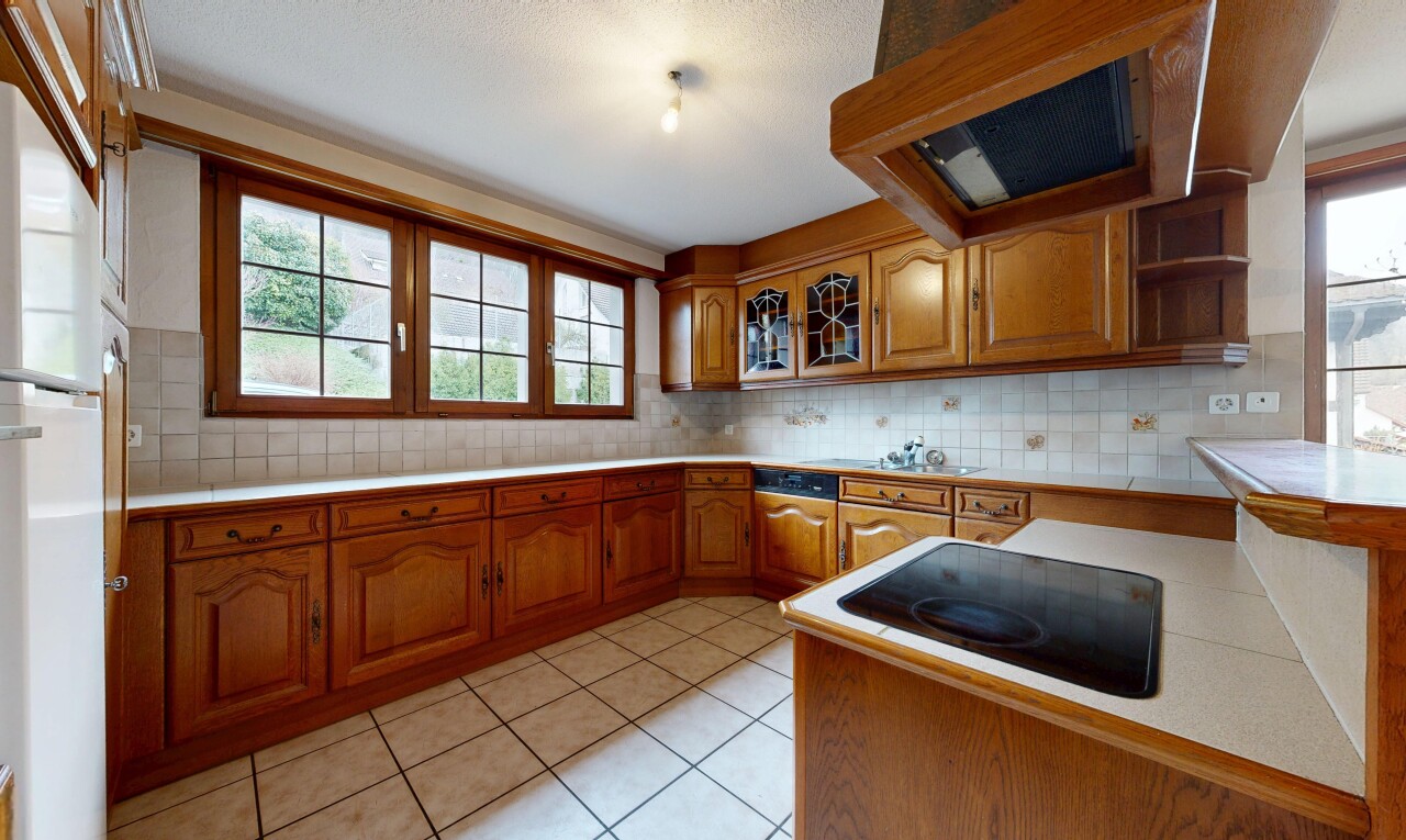 cuisine avec wood edge countertops, armoires marron moyen, medium brown cabinets, armoires en arc, et arched cabinets