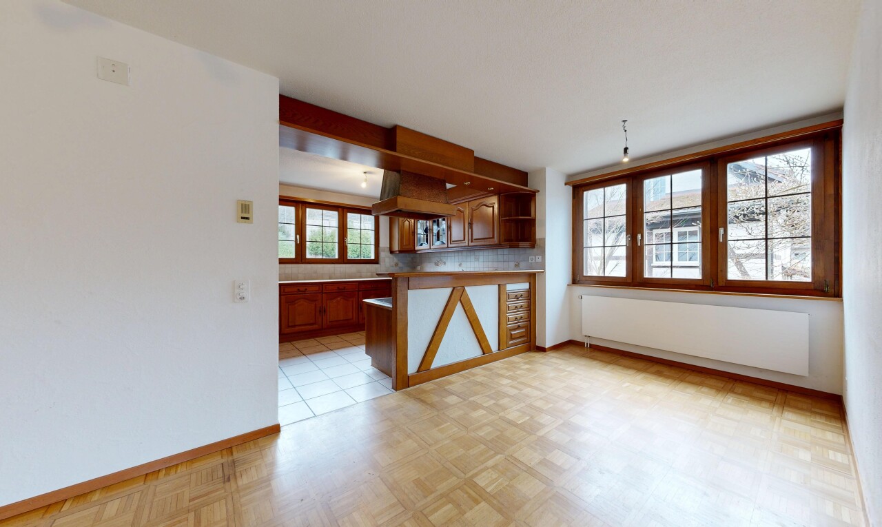 pièce vide avec radiateur, inside property, light floor, cloison sèche, et drywall