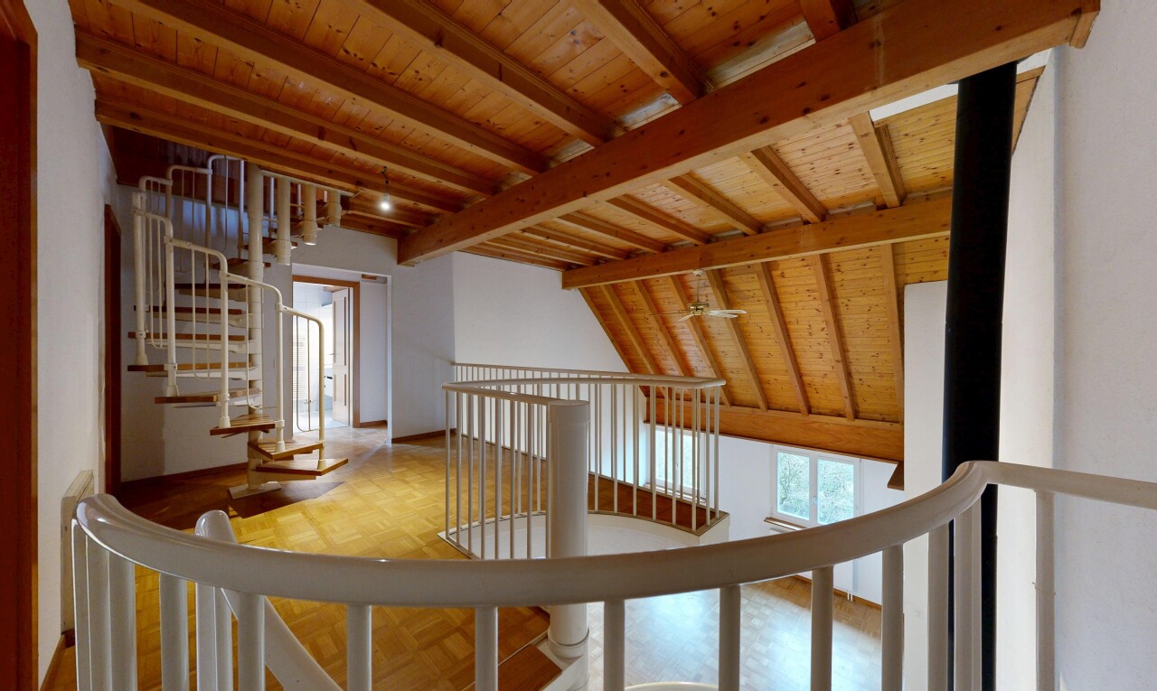 escaliers avec inside property, escaliers, sol en finition bois, wood finish floor, et plafond à poutres