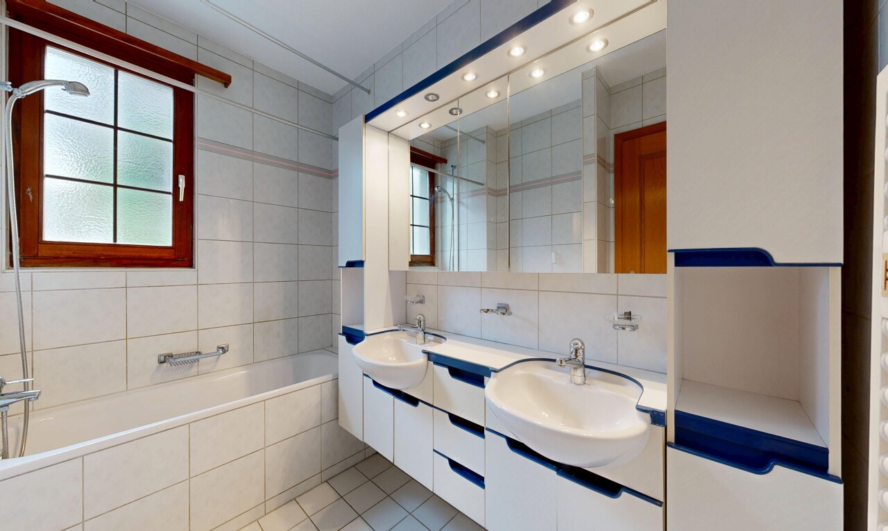 salle de bains avec salle de bain complète, double vasque, mur en carrelage, tile wall, et lumière naturelle