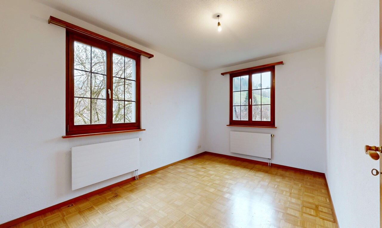 pièce vide avec radiateur, inside property, cloison sèche, drywall, et lumière naturelle