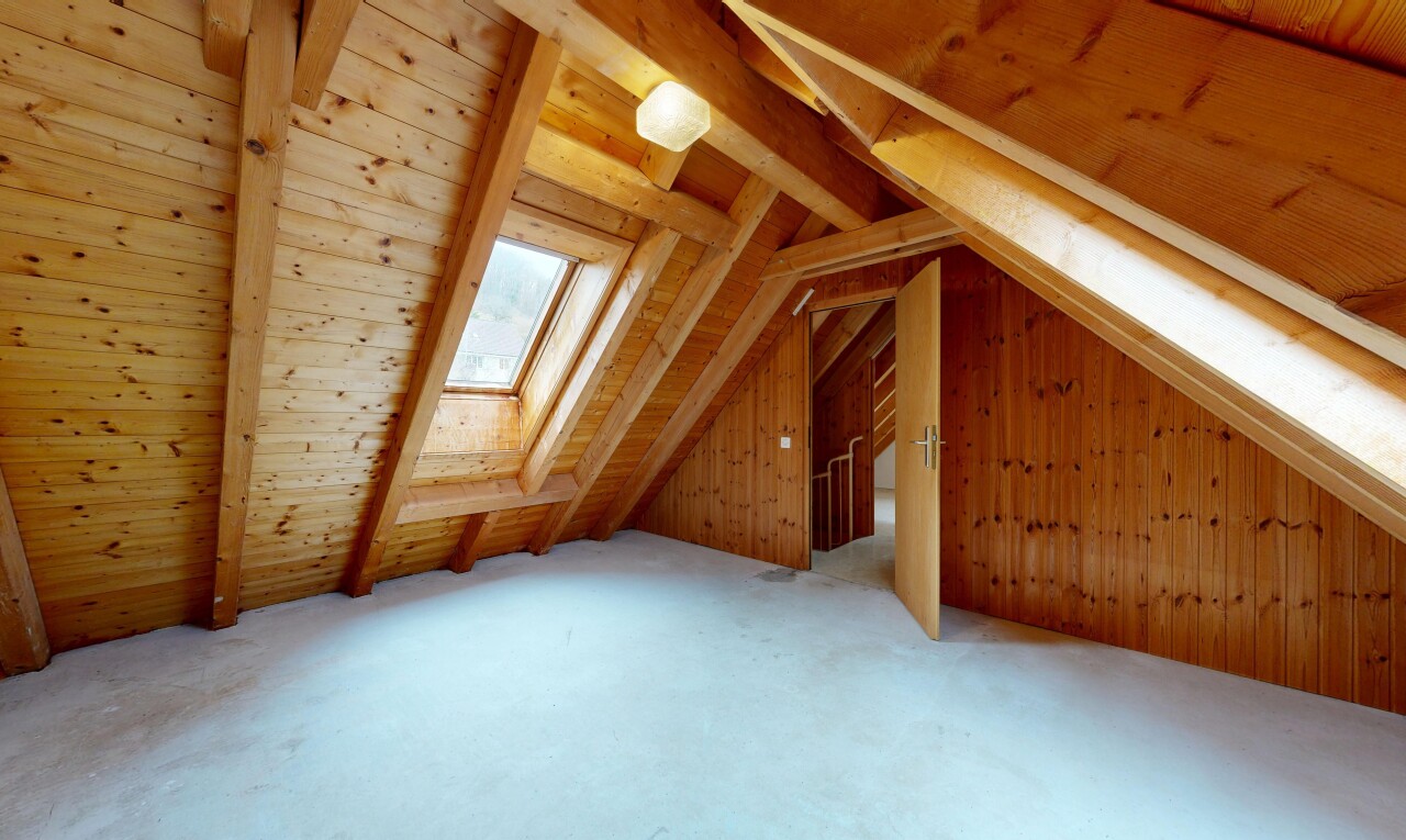 pièce vide avec wood wall, mur en bois, inside property, natural light, et lumière naturelle