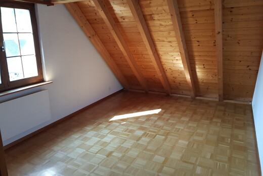 leerer raum mit dachschräge, vaulted ceiling, inside property, parquet floor, und gipskartonwand
