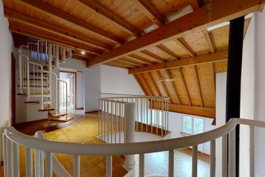 escaliers avec inside property, escaliers, sol en finition bois, wood finish floor, et plafond à poutres