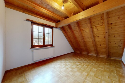 pièce vide avec plafond en bois, wood ceiling, plafond à poutres, beamed ceiling, et radiateur