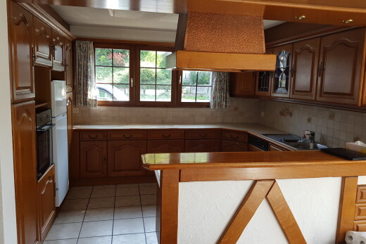 küche mit bogenförmige schränke, hochgezogene schränke, natürliches licht, natural light, und küchenrückwand beim Herd