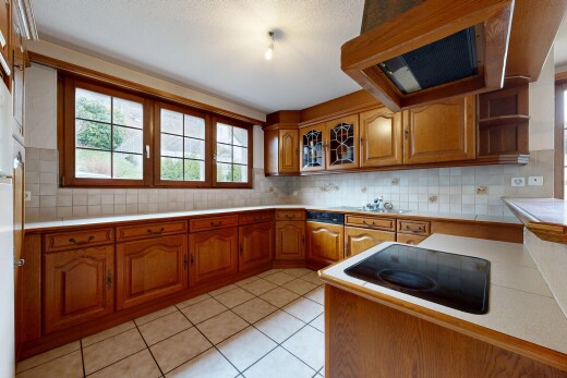 küche mit wood edge countertops, mittelbraune schränke, medium brown cabinets, bogenförmige schränke, und arched cabinets