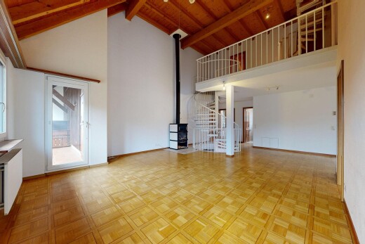 pièce vide avec beamed ceiling, plafond à poutres, wood ceiling, plafond en bois, et inside property