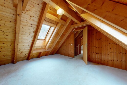 leerer raum mit wood wall, holzwand, inside property, natural light, und natürliches licht