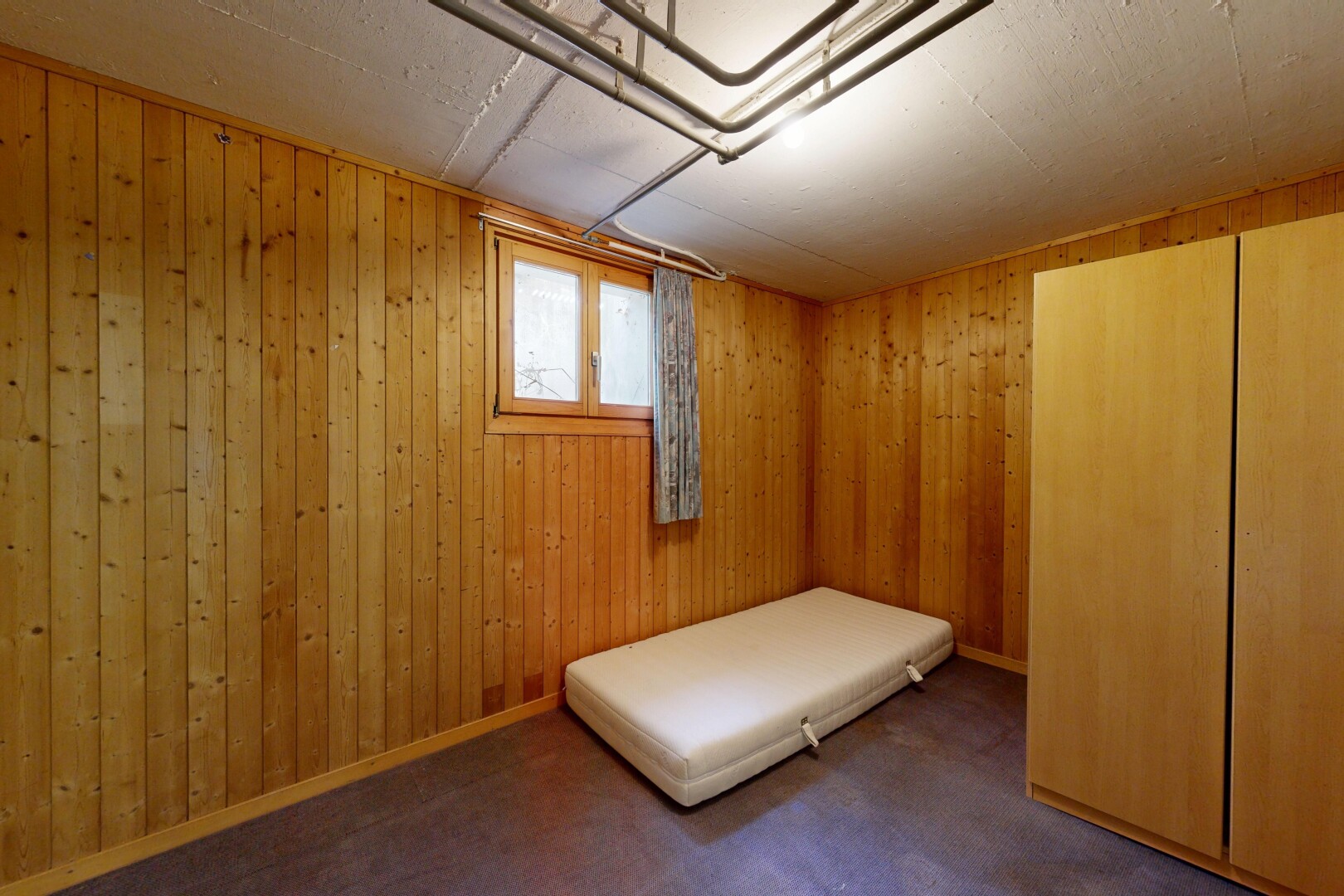 zimmer / schlafzimmer mit natural light, natürliches licht, wood wall, holzwand, und keller
