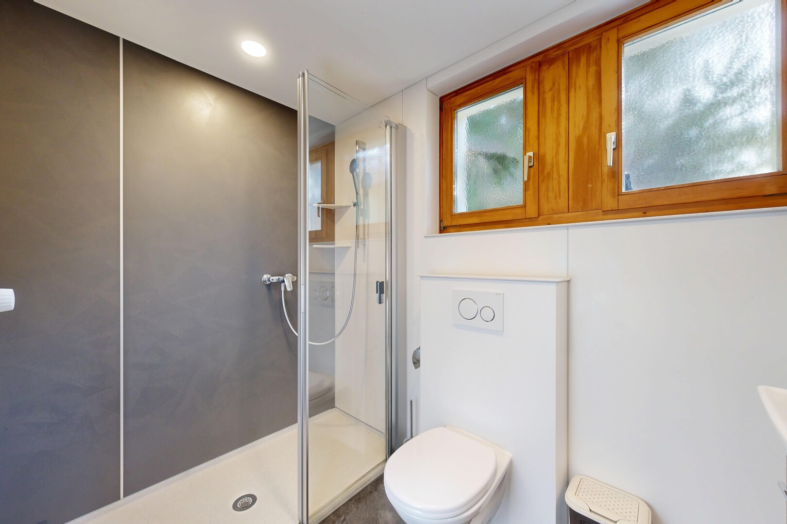 bad mit komplettes badezimmer, dusche, inside property, schminktisch, und drywall