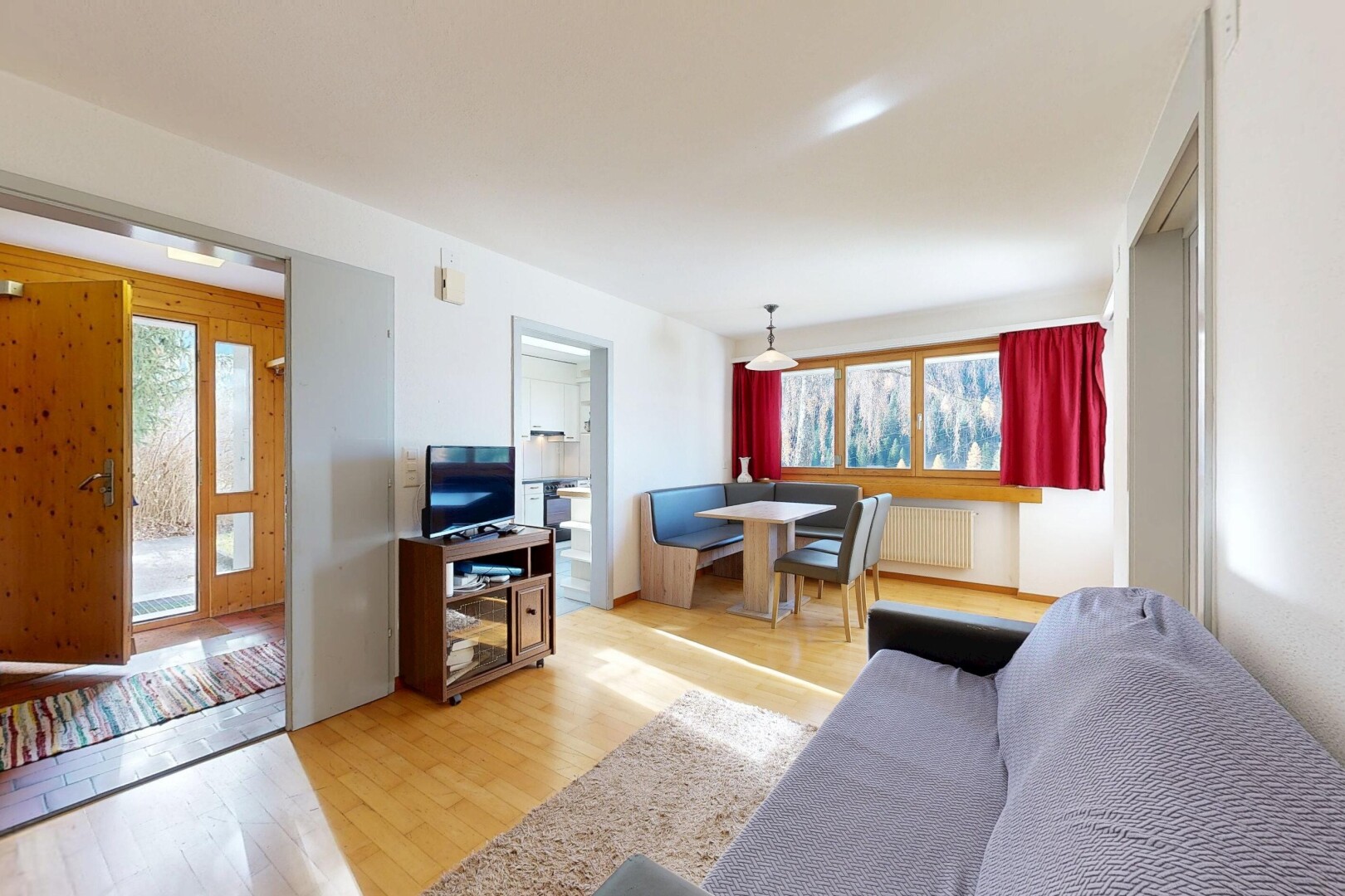 wohn- / esszimmer mit wood finish floor, holzfußboden, inside property, fernseher, und drywall