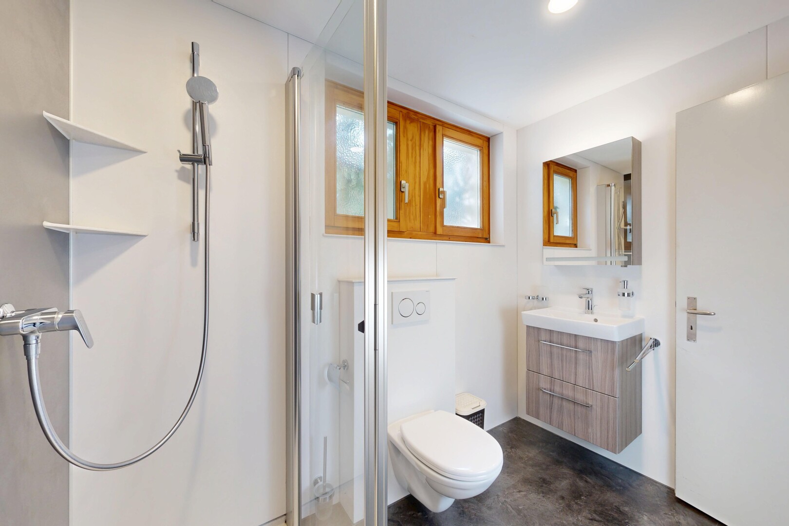 bad mit spiegel, komplettes badezimmer, inside property, schminktisch, und concrete floor