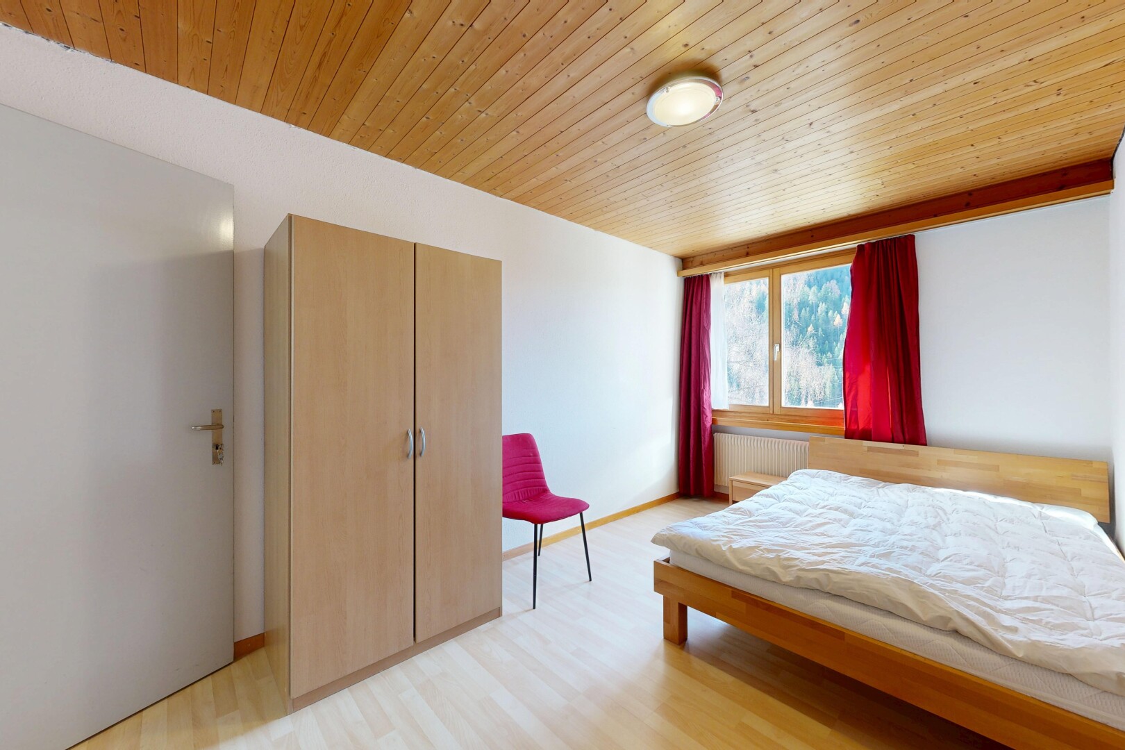 zimmer / schlafzimmer mit inside property, gipskartonwand, drywall, natürliches licht, und natural light