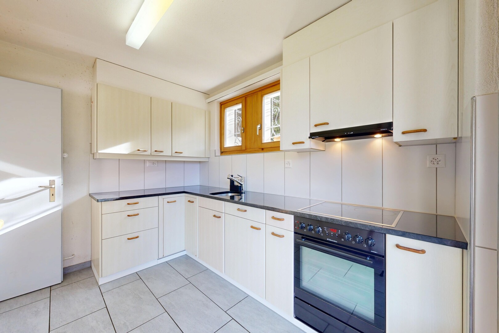 küche mit arbeitsplatten, ofen, küchenrückwand beim Herd, küchenrückwand beim herd, und tile floor