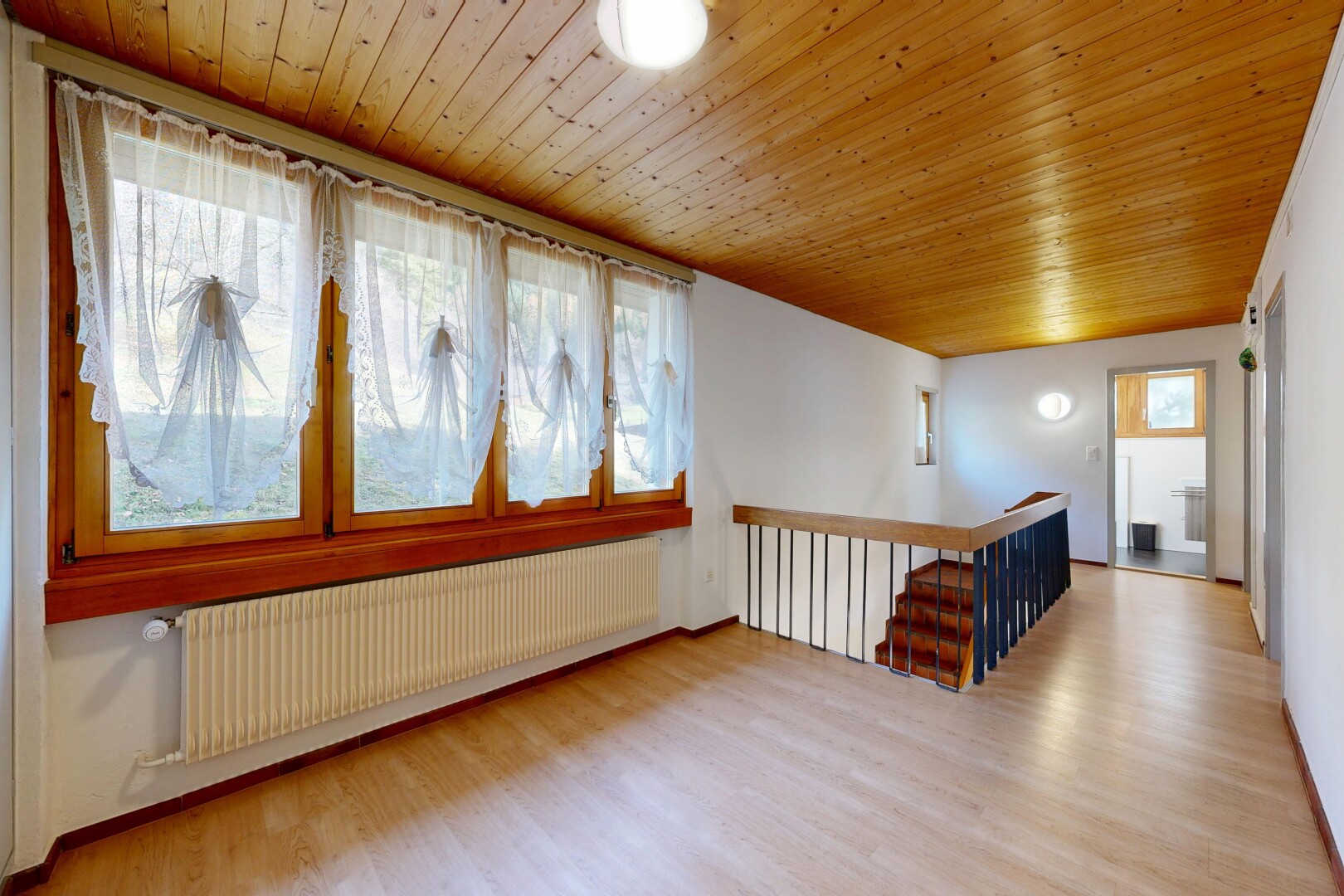 leerer raum mit kühler, natural light, natürliches licht, inside property, und wood finish floor