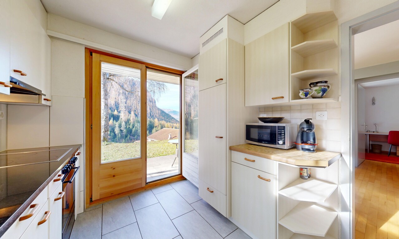 küche mit offene regale, inside property, ofen, mikrowelle, und küchenrückwand beim Herd