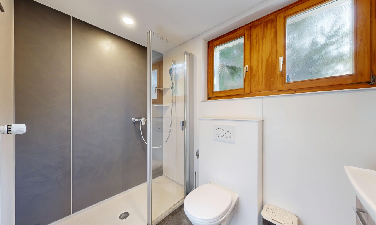 bad mit komplettes badezimmer, dusche, inside property, schminktisch, und drywall